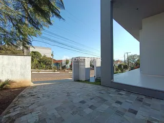 Vista da área externa pavimentada de uma propriedade em Lajeado.