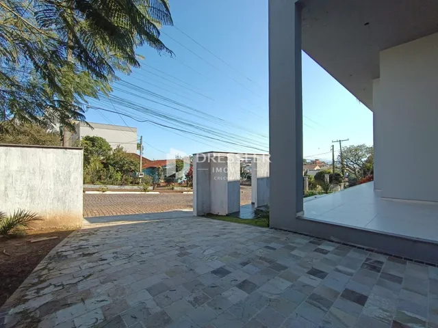 Vista da área externa pavimentada de uma propriedade em Lajeado.