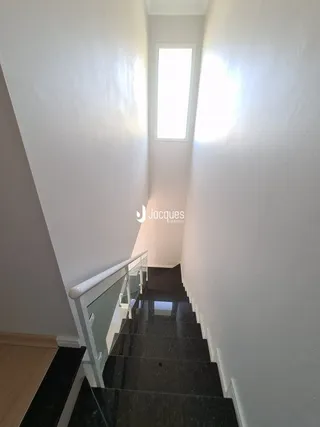 Vista de um corredor com escadaria em um imóvel em Lajeado.