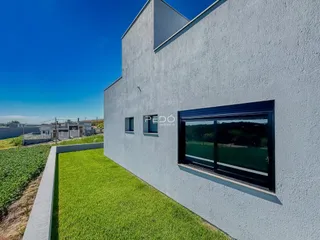 Fachada de uma residência moderna com jardim em Lajeado.