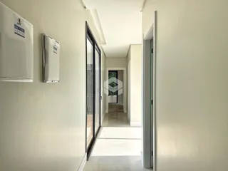 Corredor interno de uma residência em Lajeado, Brasil.