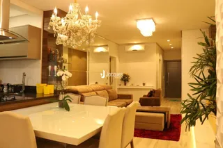 Sala de estar com mesa de jantar em ambiente interno.