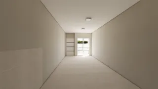Vista de um corredor longo com piso claro e portas no final.