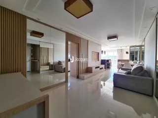 Ambiente interno de uma sala de estar com piso de porcelanato claro.