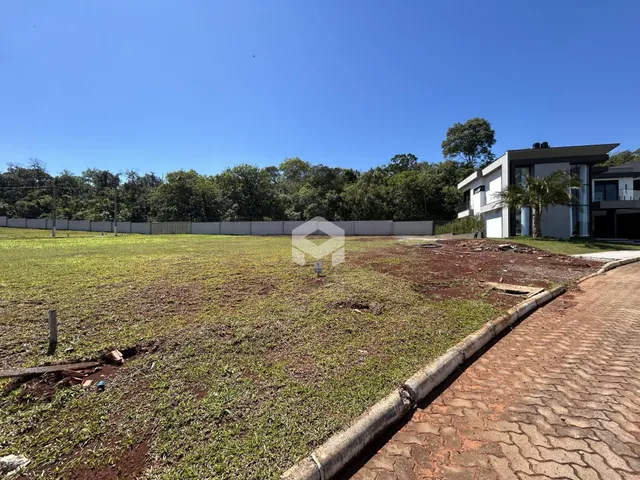 Vista externa de uma propriedade com campo aberto e cerca no fundo