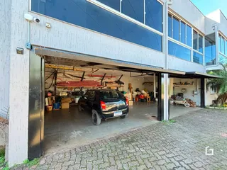 Fachada de um imóvel em Lajeado, Brasil com garagem aberta.