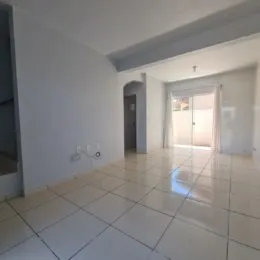 Ambiente interno com piso de cerâmica claro e paredes brancas.