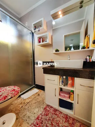Este é um banheiro com pia e vaso sanitário.