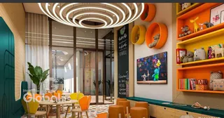 Sala de estar moderna com decoração em tons de laranja e madeira.