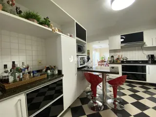 Foto de uma cozinha moderna com piso xadrez preto e branco.