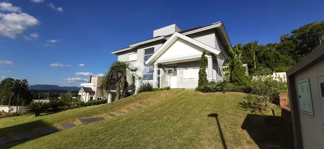 Casa com 4 dormitórios