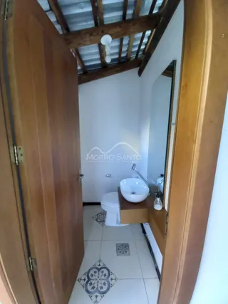 Um banheiro com louças brancas e piso de cerâmica é visível na propriedade.