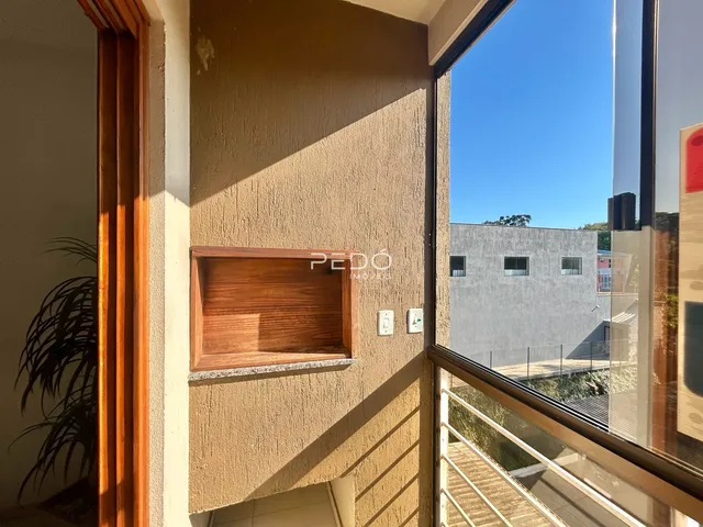 Vista da fachada de uma residência em Lajeado, Brasil, mostrando uma parede texturizada e uma janela.