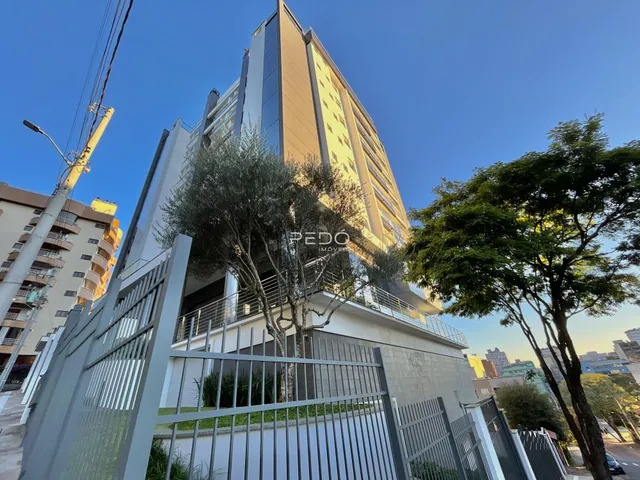 Fachada de um edifício residencial em Lajeado com vegetação ao redor.