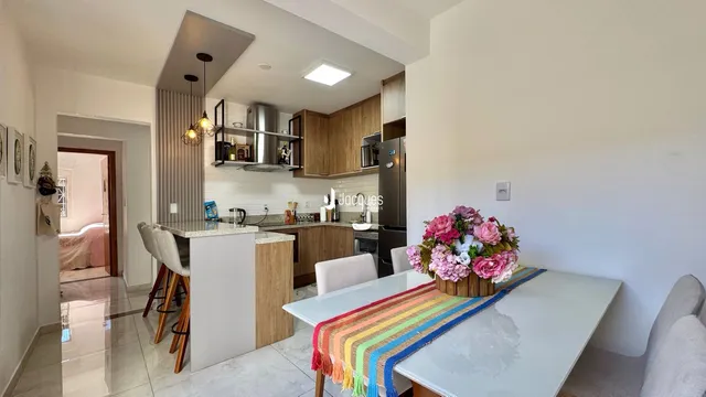 Ambiente de sala de jantar e cozinha em um imóvel no Brasil.