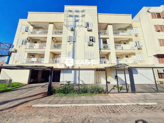 Fachada de um prédio residencial com varandas e aparelhos de ar condicionado em Lajeado, Brasil.