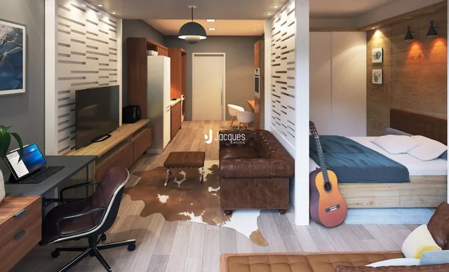 Sala de estar moderna com piso de madeira e móveis de couro.