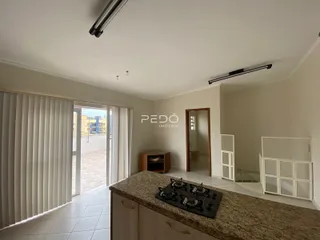 Cozinha com vista para a área externa.