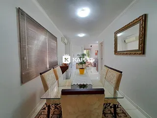Foto de uma sala de jantar com mesa de vidro e cadeiras.