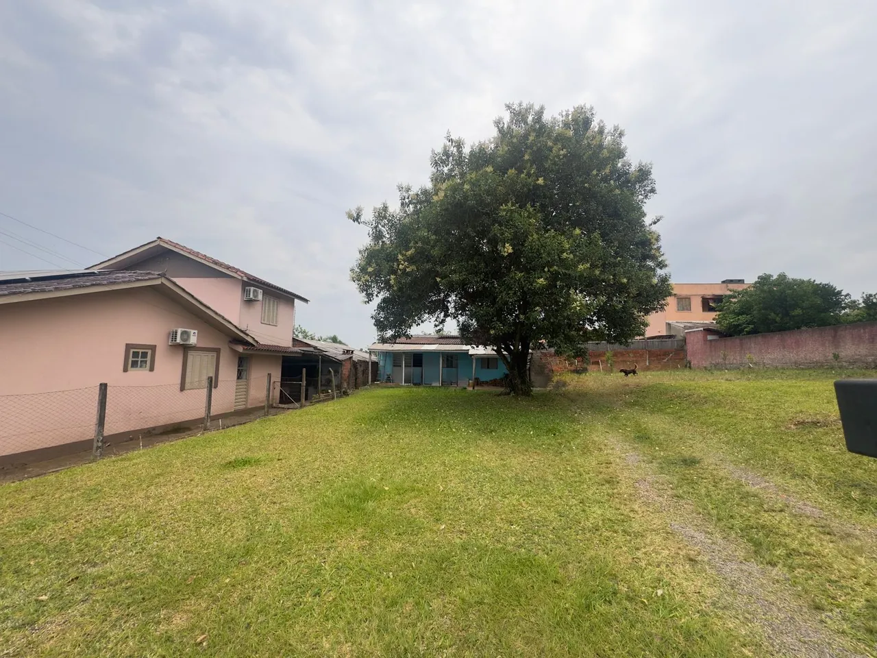 Foto da fachada de uma casa com um grande gramado verde.