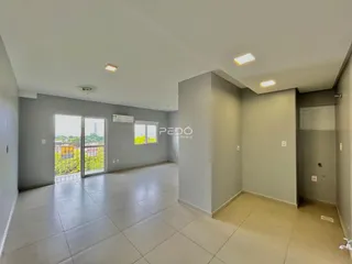 Sala de estar ampla com piso de cerâmica e vista para o exterior.
