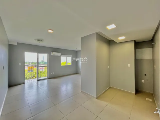 Sala de estar ampla com piso de cerâmica e vista para o exterior.