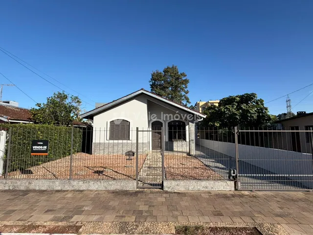 Fachada de uma casa em Lajeado, Brasil, com cerca e portão de metal.