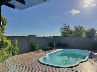 Vista da piscina e deck de madeira de uma propriedade em Lajeado.
