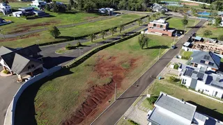 Vista aérea de uma propriedade em Lajeado, Brasil, mostrando o terreno e as vias de acesso.