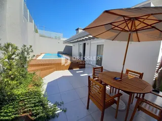 Vista do pátio externo com piscina e área de jantar em Lajeado, Brasil.