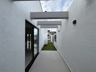 Vista de um corredor externo de uma residência moderna em Lajeado.