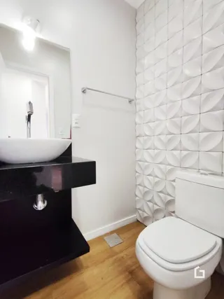 Foto de um banheiro interno com azulejos brancos.