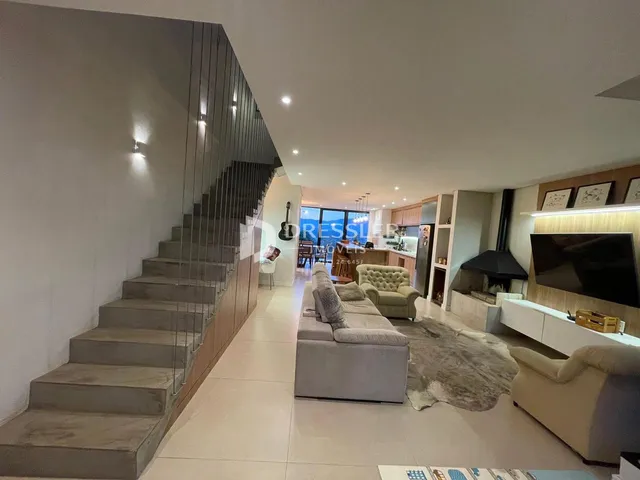Vista da sala de estar com escadaria em um imóvel em Lajeado, Brasil.