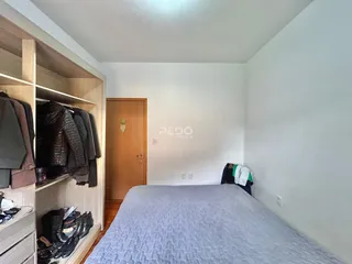 Quarto com cama e armário de madeira.
