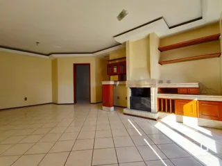 Ambiente interno de uma sala com piso de cerâmica clara.