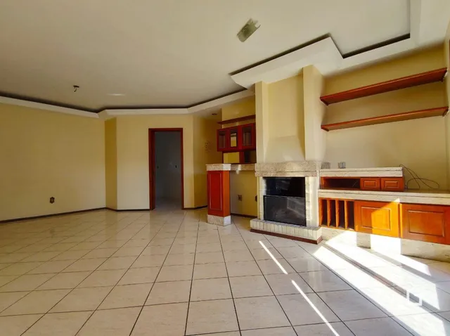 Ambiente interno de uma sala com piso de cerâmica clara.