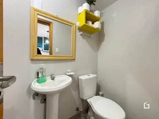 Foto de um banheiro interno com pia e vaso sanitário.