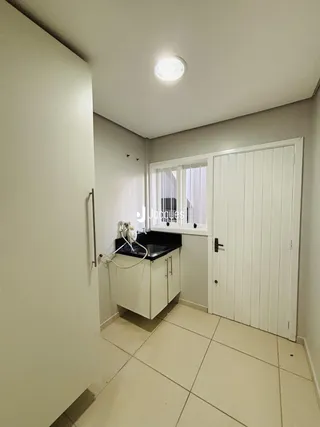 Foto interna de um banheiro com piso de cerâmica e janela.