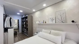 Quarto moderno com cama e guarda-roupa em um apartamento.