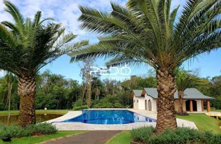 Vista externa de uma propriedade com piscina e vegetação exuberante em Lajeado.