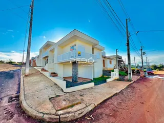Fachada de uma casa residencial em Lajeado, Brasil, com um terraço e calçada de terra.