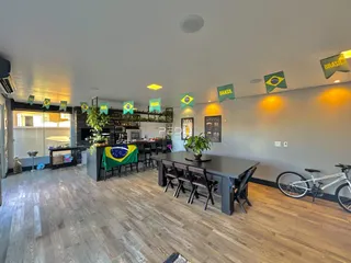 Interior de um espaço amplo com decoração temática brasileira.
