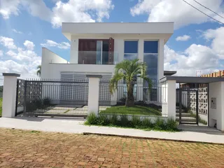 Fachada de uma residência moderna com muro e portão em Lajeado, Brasil.