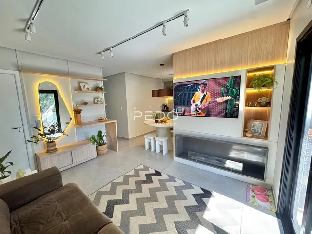 Sala de estar moderna com piso de porcelanato e decoração contemporânea.