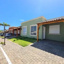 Foto da fachada de uma residência em Lajeado, Brasil, com paisagismo frontal.