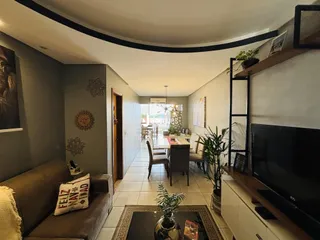 Sala de estar com decoração moderna e ambiente iluminado.