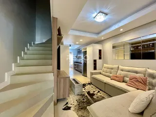 Sala de estar moderna com escadaria e sofá em um apartamento.