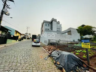 Vista da rua com casas e um muro de propriedade em Lajeado, Brasil.