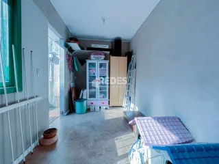 Hall de entrada com corrimão branco em uma residência.