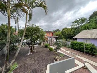 Vista aérea de um jardim com árvores e paisagismo em uma propriedade.